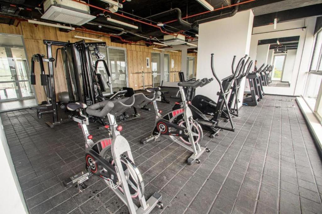 Gimnasio del hotel con equipo moderno