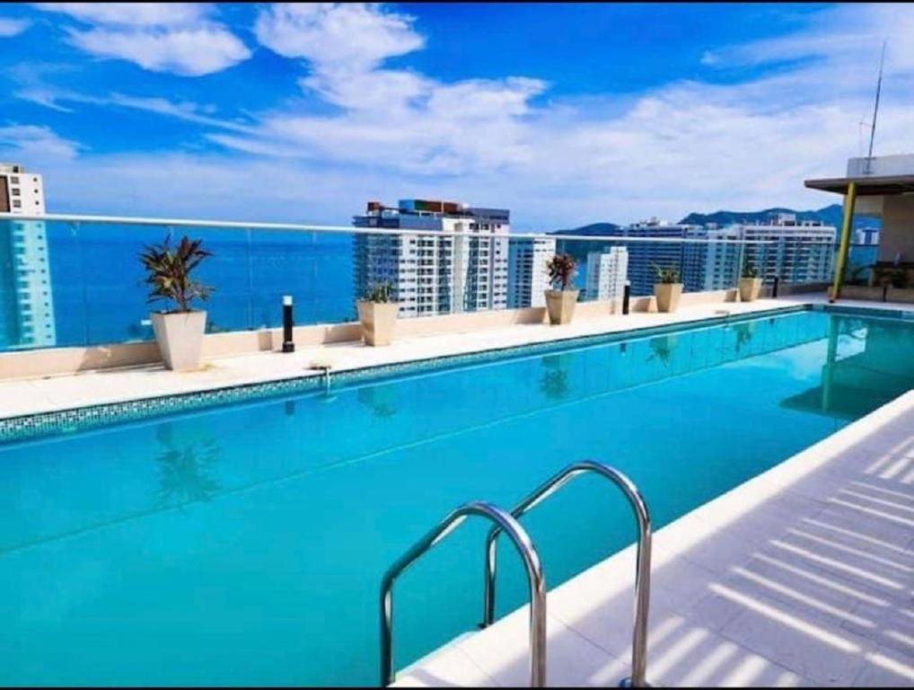 Piscina del resort con vista al mar